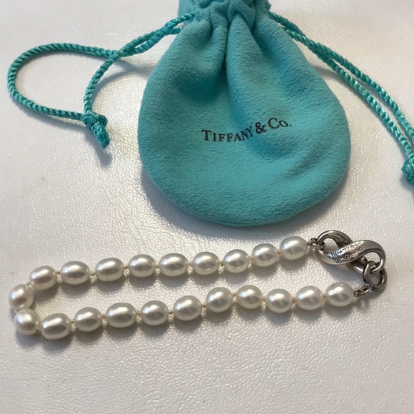 Tiffany & Co. Pearl and 925 SS Infinity Bracelet. - Picture 4 of 7